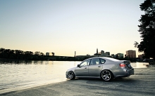 Серебристый Subaru Legacyв одном метре от городской речки